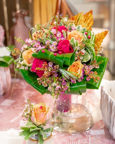 Bouquet de mariée coloré et boutonnière de la fleuristerie Tournesols au salon du mariage de Charleroi 2026